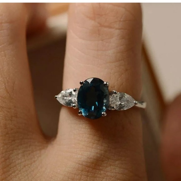 Elegant 925Silver Gorgeous OvalCut Aquamarine Ring - Picture 3 of 4